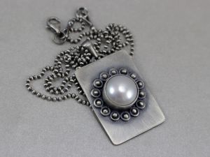 Naturalna perła w oksydowanym srebrze - wisior na łańcuszku - ChileArt